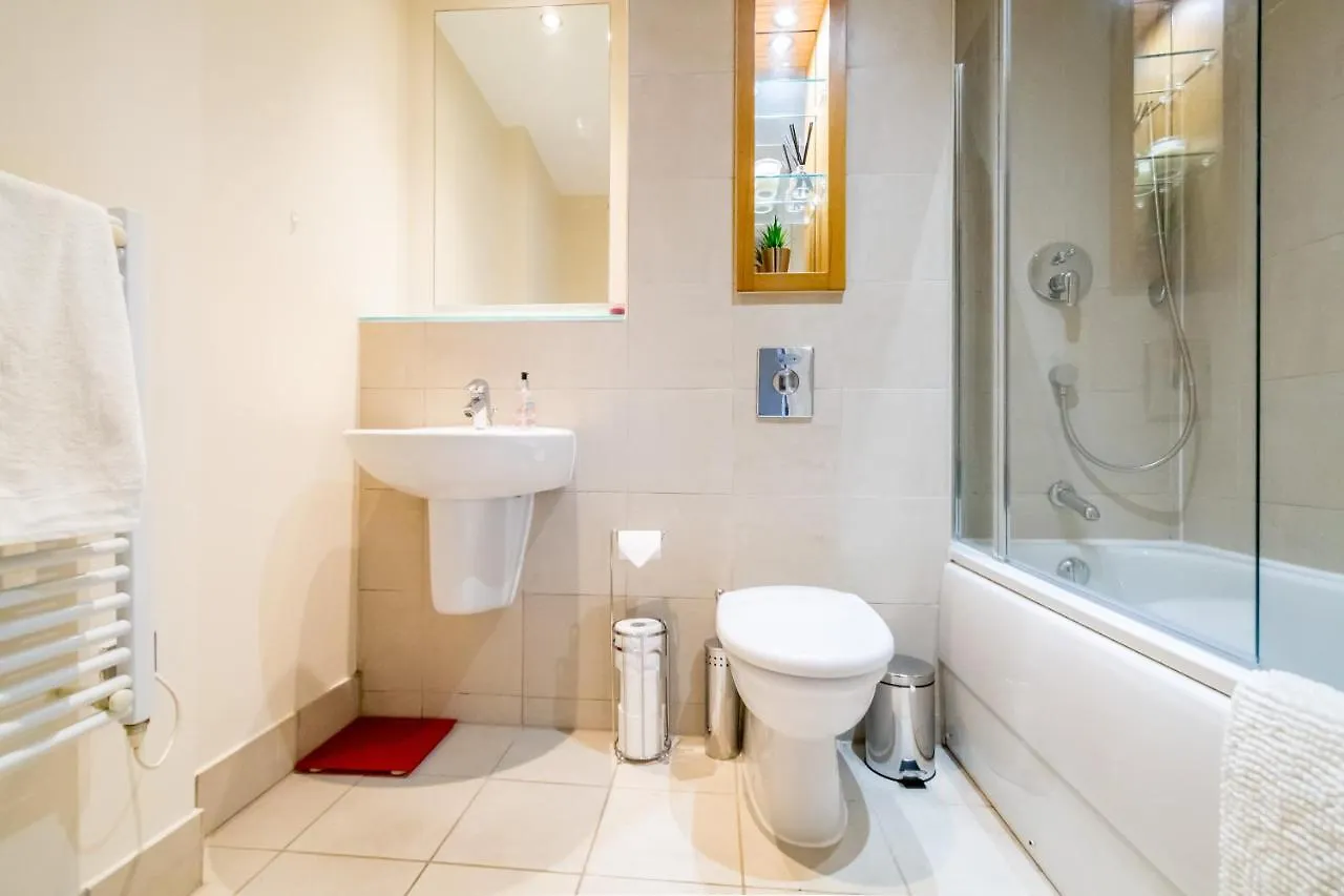 Spacious City 2 Bed, 2 Bath, Free Parking & Wifi 谢菲尔德 0*,
